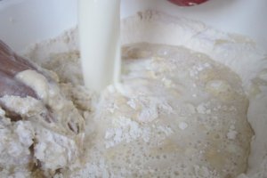 Cornuri aromate cu gem si nuca sau branza