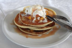 Pancakes cu piersici caramelate si inghetata..