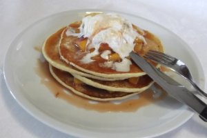 Pancakes cu piersici caramelate si inghetata..