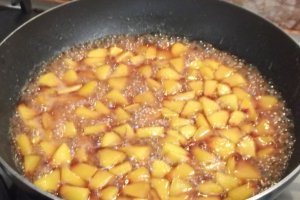 Pancakes cu piersici caramelate si inghetata..