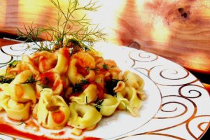 Tortellini cu prosciutto in sos de rosii
