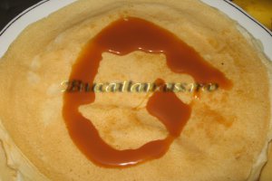 Clatite cu caramel, nuca si banane