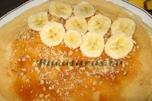 Clatite cu caramel, nuca si banane