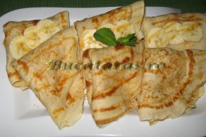 Clatite cu caramel, nuca si banane