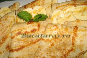 Clatite cu caramel, nuca si banane