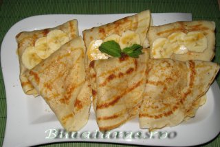Clatite cu caramel, nuca si banane