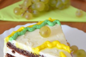 Tort cu mousse de iaurt si struguri