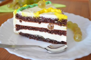 Tort cu mousse de iaurt si struguri