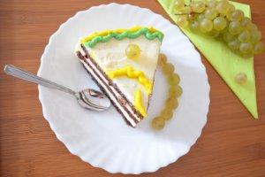 Tort cu mousse de iaurt si struguri