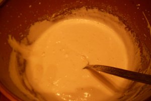 Chec din albusuri cu cacao si cirese