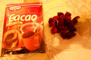 Chec din albusuri cu cacao si cirese