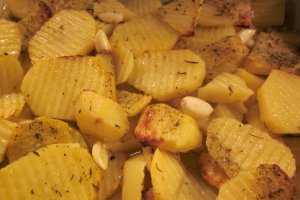 Cartofi cu ierburi aromatice si usturoi