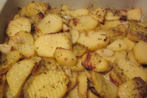 Cartofi cu ierburi aromatice si usturoi