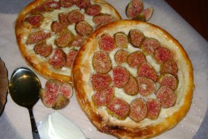 Tarta cu smochine si crema frangipane