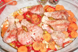 Pulpe de pui cu legume la cuptor