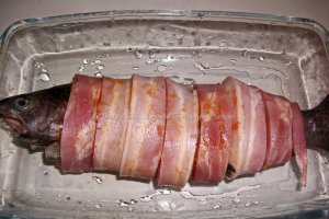 Pastrav in bacon