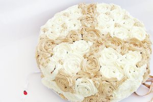 Tort cu mousse de zmeura si trufe, banane si mousse de vanilie