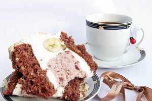 Tort cu mousse de zmeura si trufe, banane si mousse de vanilie