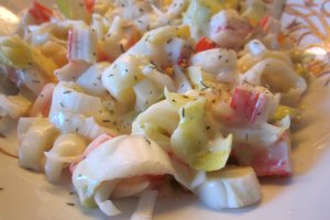 Salata din andive, surimi si maioneza