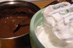 Tort cu crema de ciocolata,nuci si lapte condensat