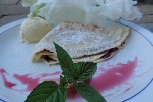 Clatite cu dulceata,inghetata sau feta