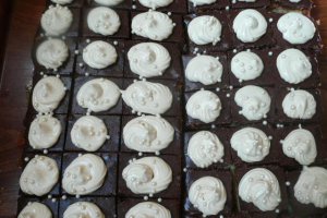 Prajitura cu crema de ciocolata si fructe confiate