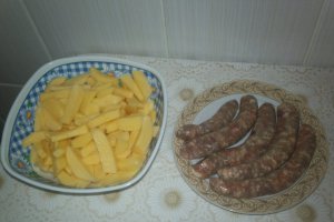 Cartofi prajiti cu carnati si salata de castraveti