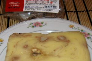Rulada cu telemea si cascaval cu nuci