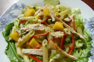 Salata de paste cu piept de pui si mango