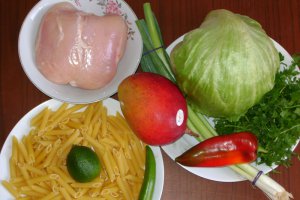 Salata de paste cu piept de pui si mango