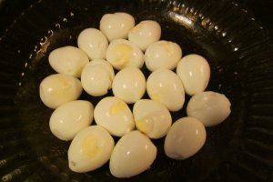 Oua de prepelita cu sos de ierburi aromatice