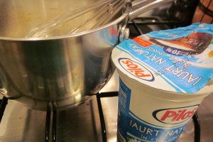 Oua de prepelita cu sos de ierburi aromatice