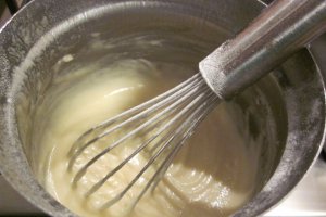 Oua de prepelita cu sos de ierburi aromatice