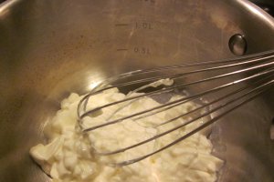Oua de prepelita cu sos de ierburi aromatice