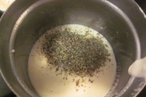 Oua de prepelita cu sos de ierburi aromatice