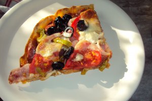 Pizza cu de toate si pizza cu piept de pui