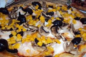 Pizza cu de toate si pizza cu piept de pui
