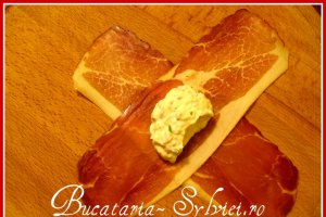 Pungute de jambon cu spuma de branza