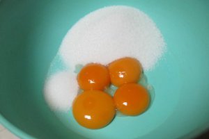 Clatite americane cu piure de castane, frisca si serbet de trandafiri