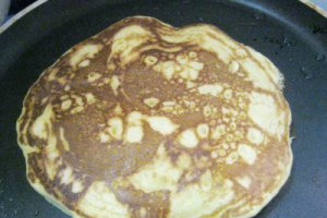 Clatite americane cu piure de castane, frisca si serbet de trandafiri