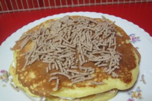 Clatite americane cu piure de castane, frisca si serbet de trandafiri