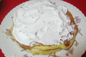 Clatite americane cu piure de castane, frisca si serbet de trandafiri