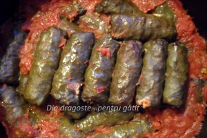 Sarmale de curcan şi porc în frunză de viţă