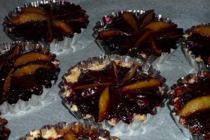 Tarte crumble cu prune si gem