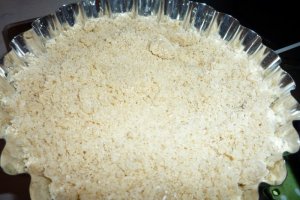 Tarte crumble cu prune si gem