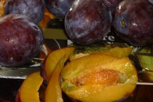 Tarte crumble cu prune si gem