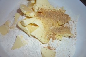 Tarte crumble cu prune si gem