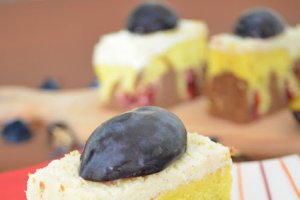 Prajitura marmorata cu prune si crema de branza