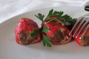 Rulouri din ardei copti cu carne tocata.