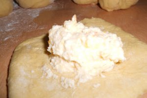 Placinte cu branza si caise